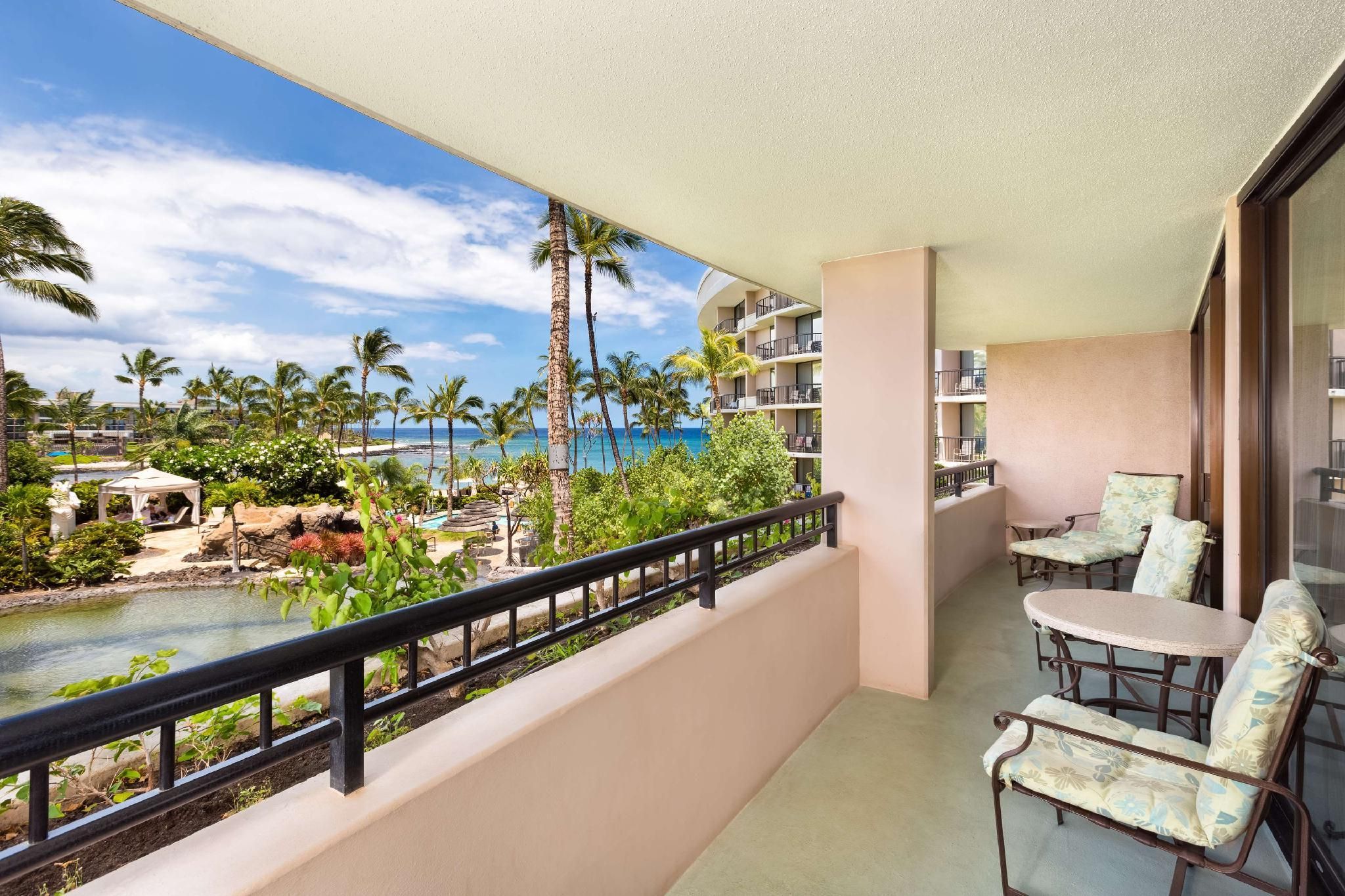 MAKAI OWNER SUITE OCEAN VIEW 1 KING BED