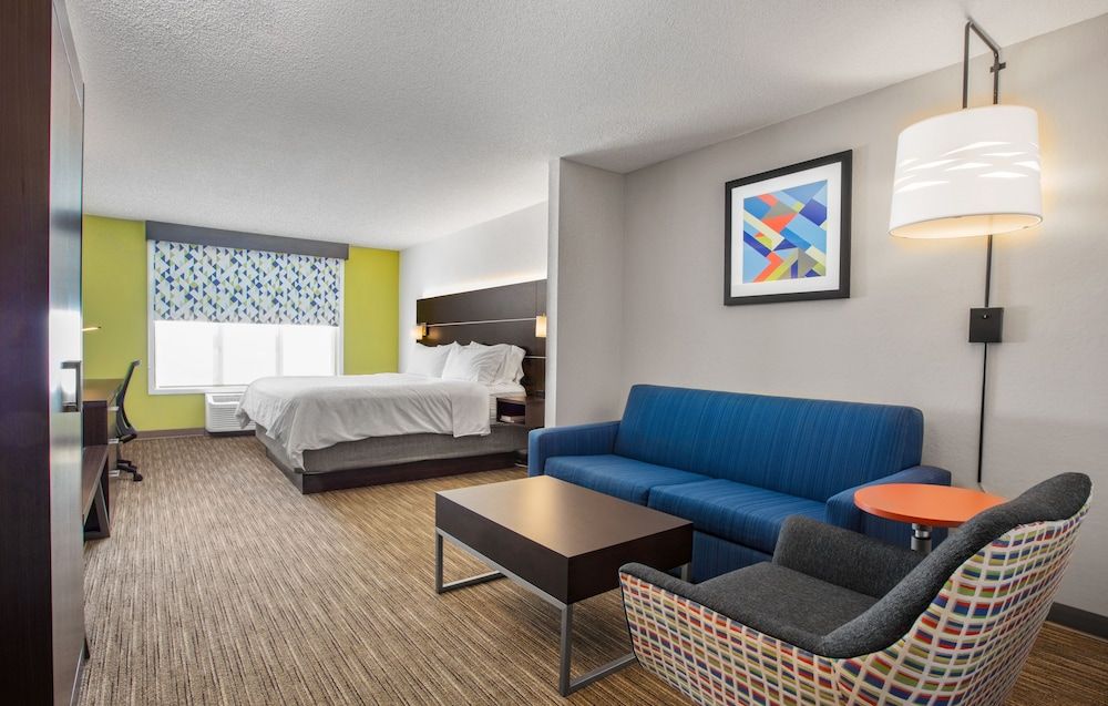 Suite, 1 King Bed, Accessible (Comm Mobil Roll Shwr)