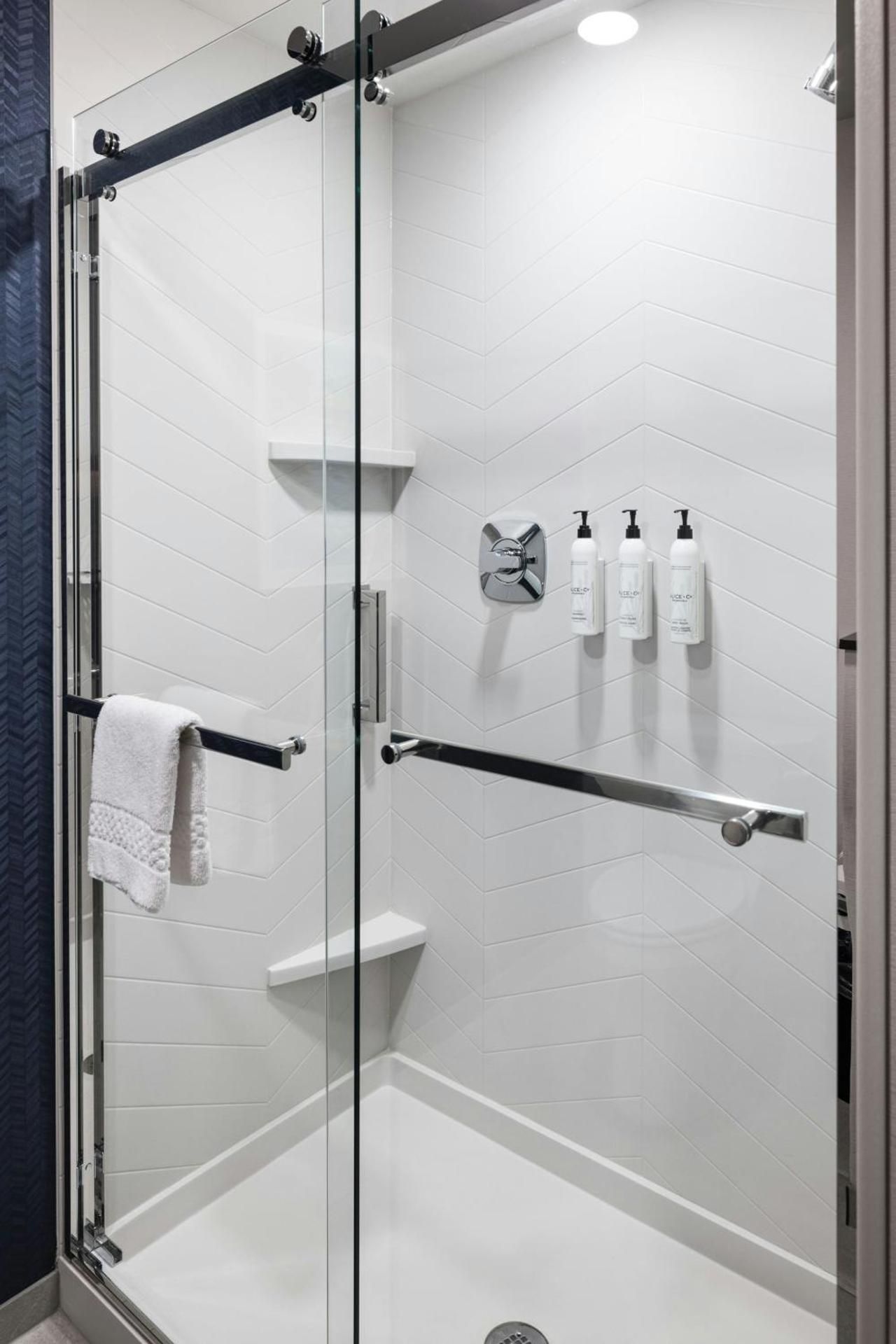 Fairfield Inn & Suites by Marriott Cedar Rapids North Queen Room with Two Queen Beds and Adapted Tub - Mobility Accessible 6