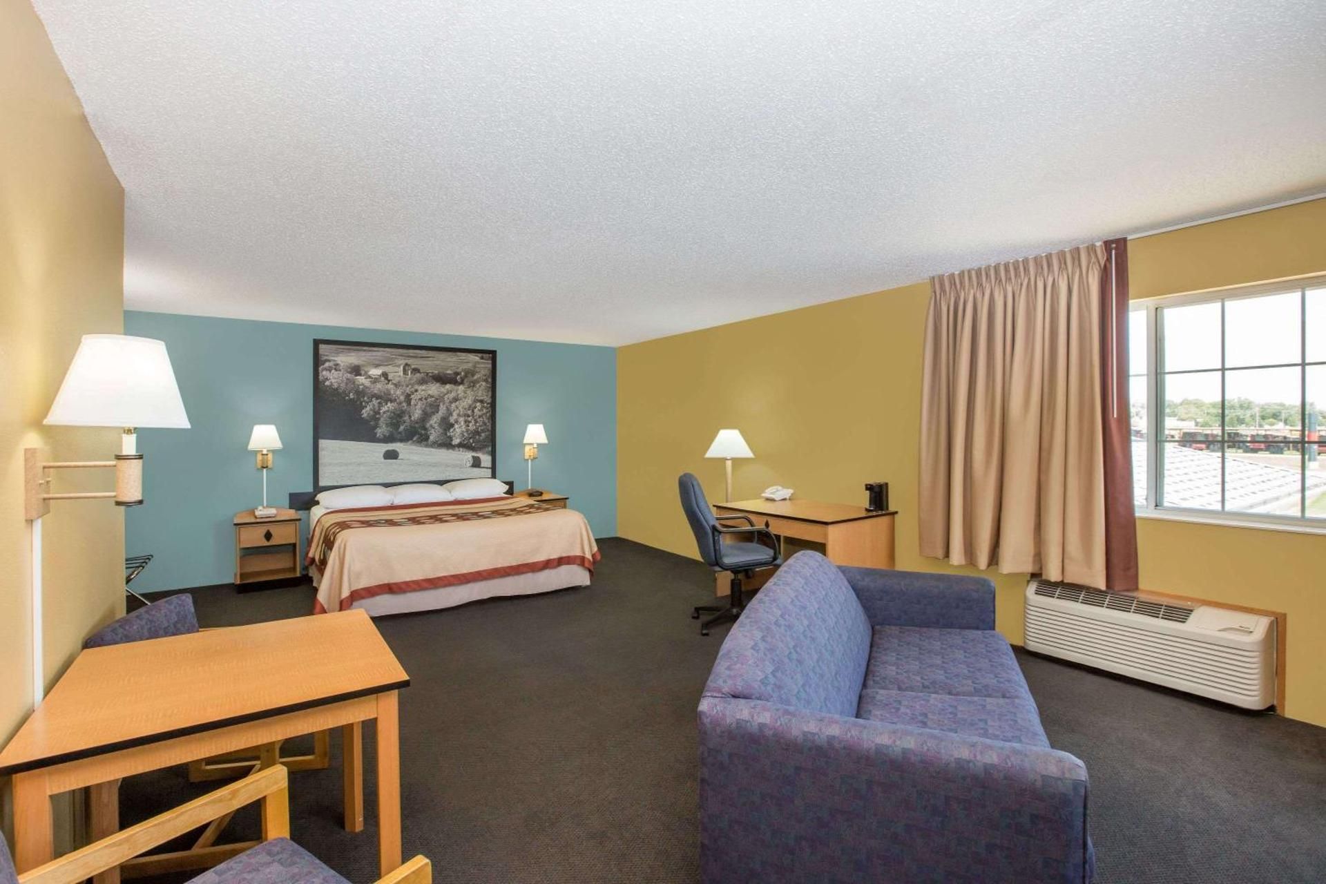 1 King Bed 1 Bedroom Executive Suite Non-Smoking