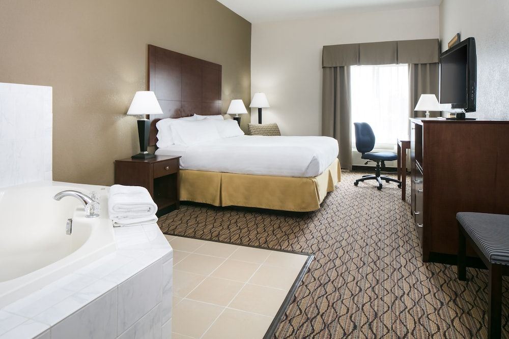Standard Room, 1 King Bed, Jetted Tub
