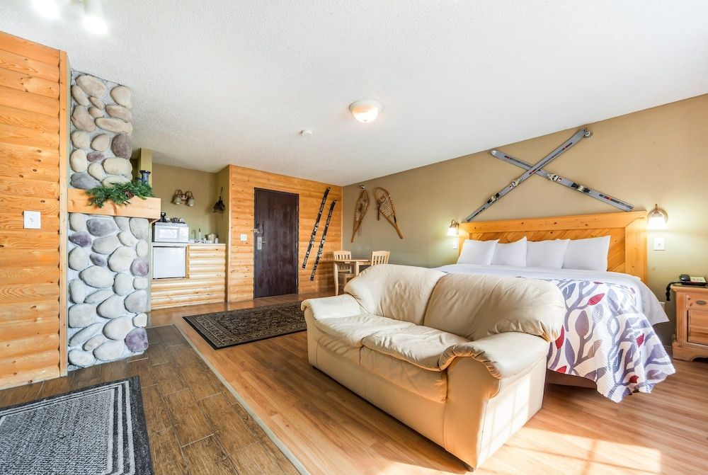 Signature Suite, 1 King Bed, Jetted Tub (Smoke Free)