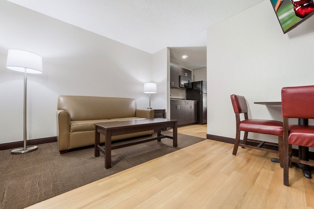 Red Roof Inn & Suites Omaha - Council Bluffs Suite, 1 King Bed (Smoke Free) 4