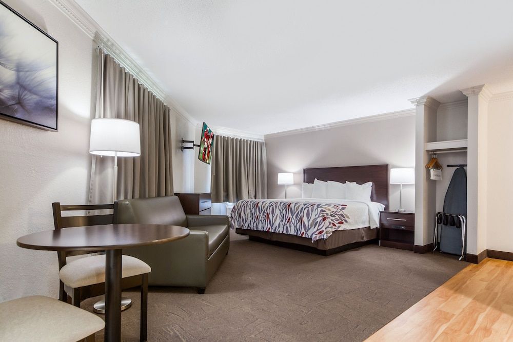 Suite, 1 King Bed, Jetted Tub (Smoke Free)
