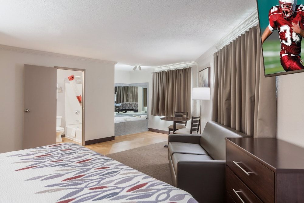 Suite, 1 King Bed, Jetted Tub (Smoke Free)