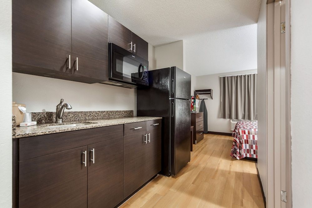 Red Roof Inn & Suites Omaha - Council Bluffs Suite, 1 King Bed (Smoke Free) 5