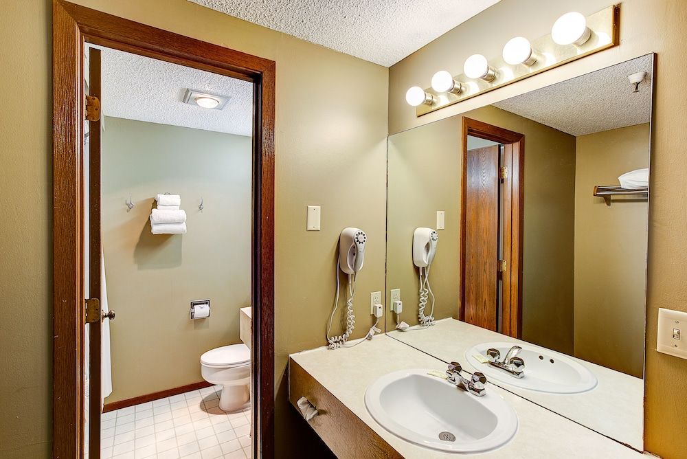 Western Inn Standard Room, 1 King Bed 2