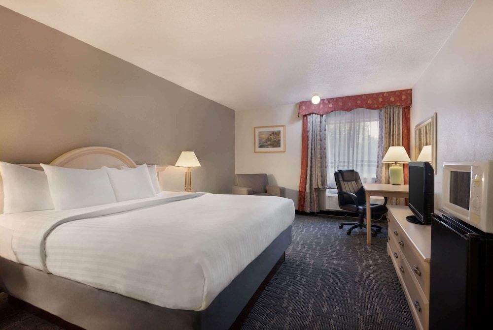 Classic Room, 1 King Bed, Accessible, Non Smoking