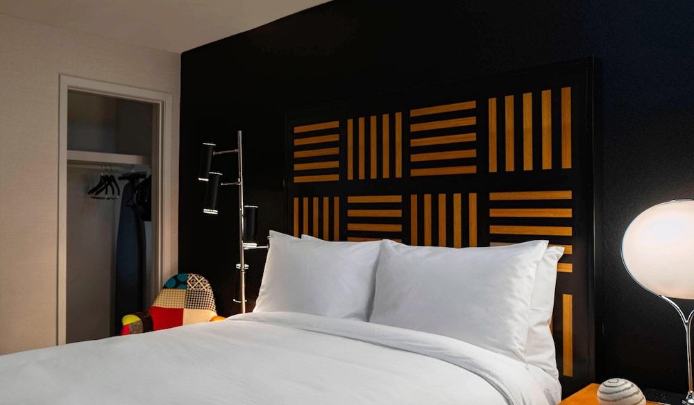 Standard Room, 1 King Bed, Non Smoking (Mobility/Hearing Access, Roll-in Shwr)