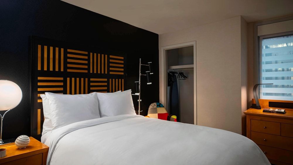 Standard Room, 1 King Bed, Non Smoking (Mobility/Hearing Access, Roll-in Shwr)