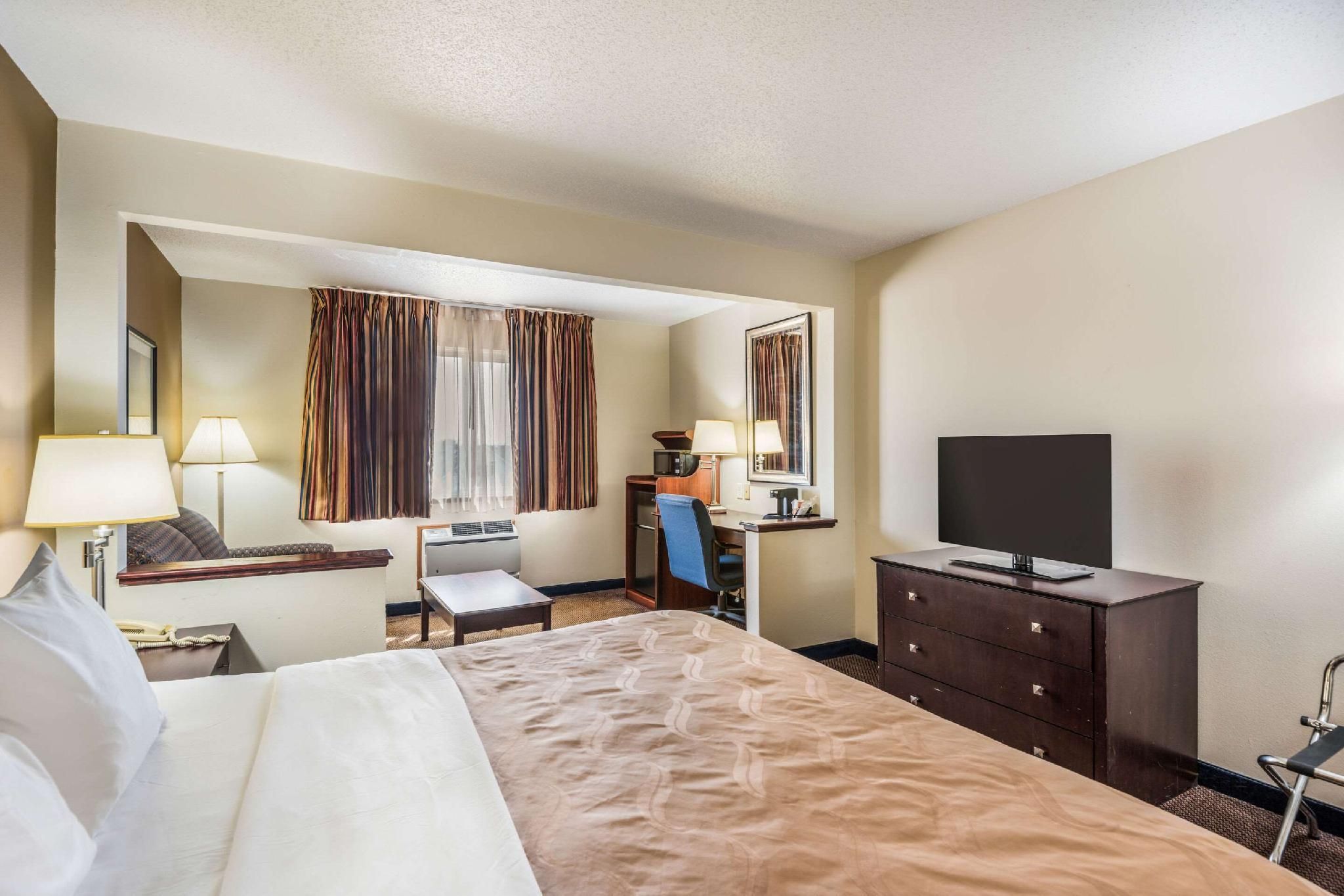 1 King Bed, Suite, Nonsmoking