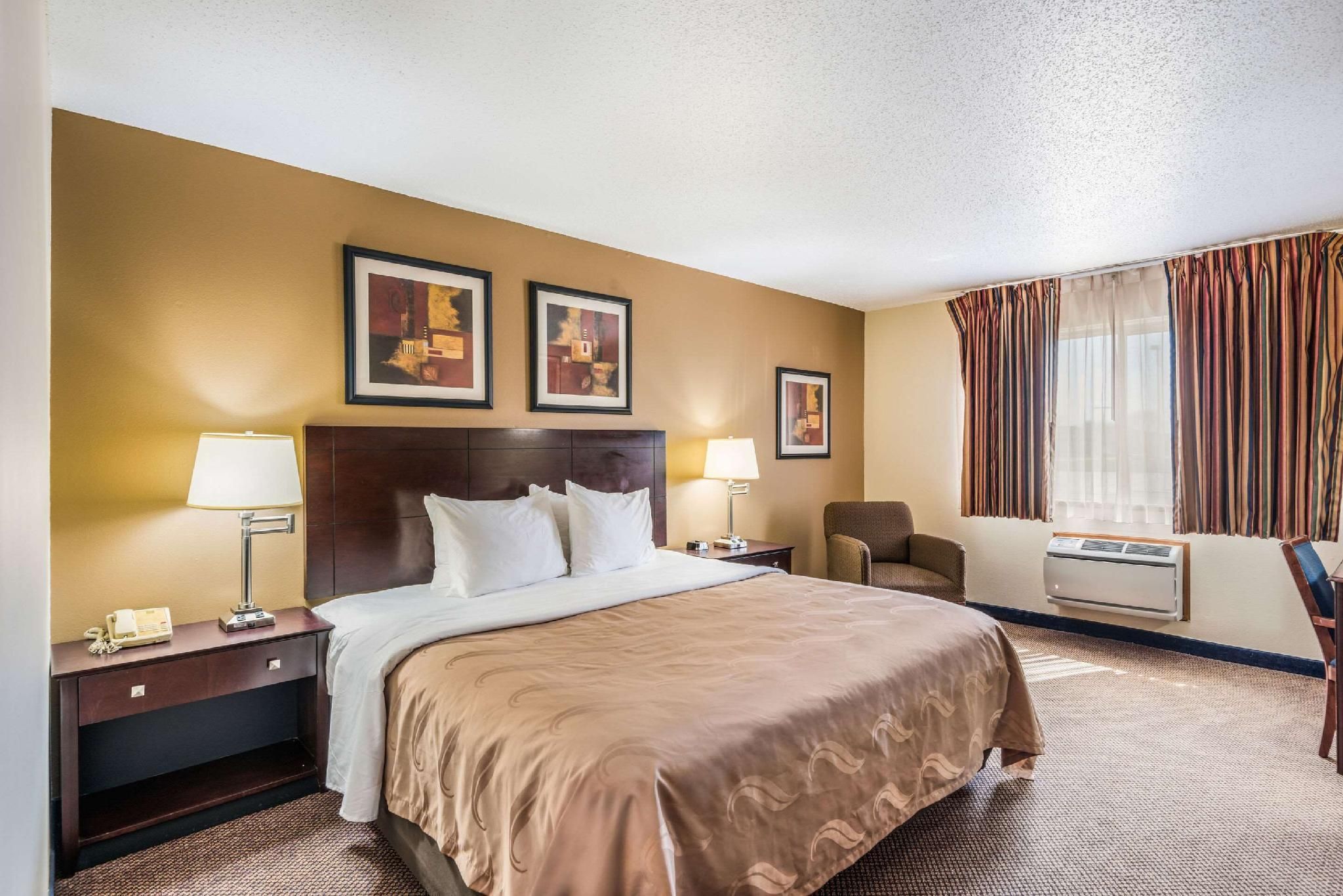 1 King Bed, Nonsmoking, Accessible