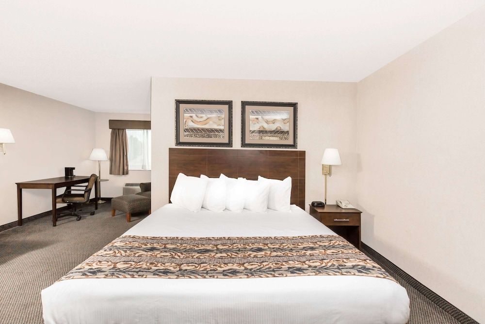Studio Suite, 1 King Bed, Smoking