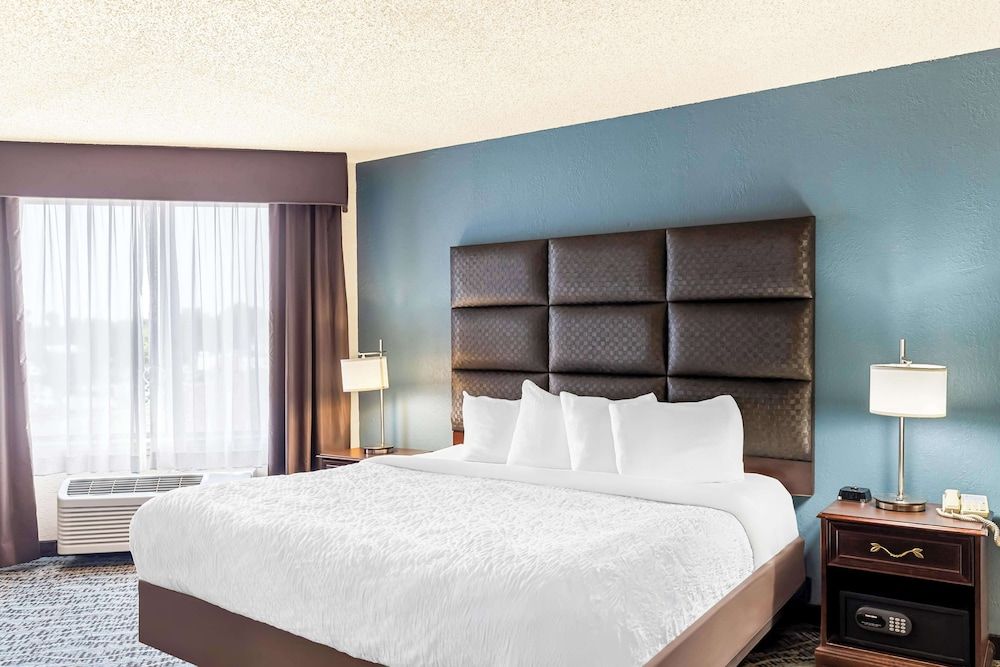 Best Western Holiday Manor Suite, 1 King Bed, Non Smoking, Jetted Tub (with Sofabed) 2