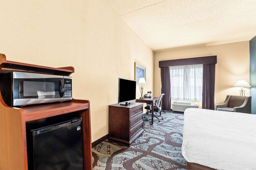 Best Western Holiday Manor Standard Room, 1 King Bed, Accessible, Bathtub 3