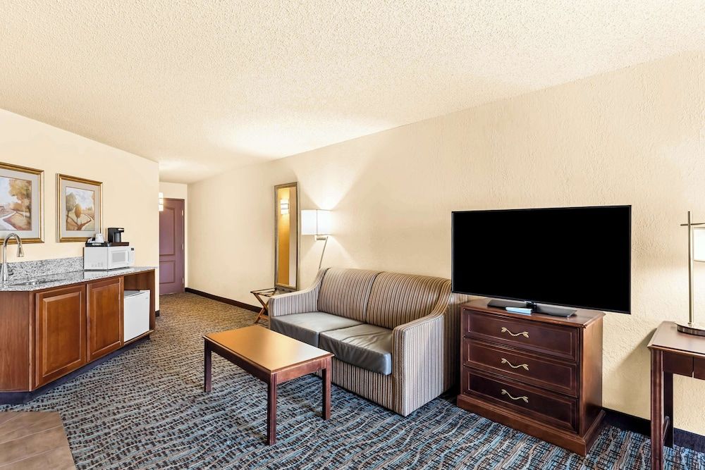 Best Western Holiday Manor Suite, 1 King Bed, Non Smoking, Jetted Tub (with Sofabed) 5