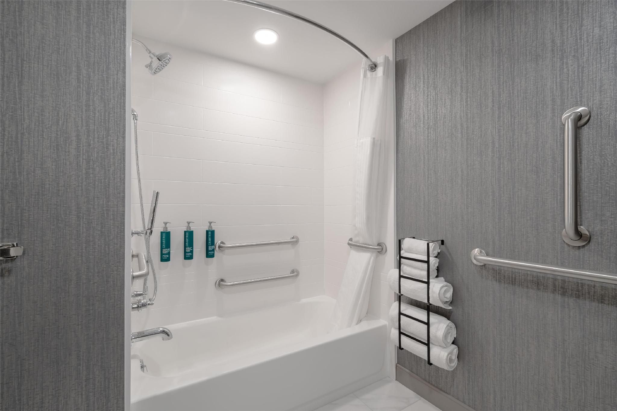 2 Queen Mobility/hearing Accessible Bathtub