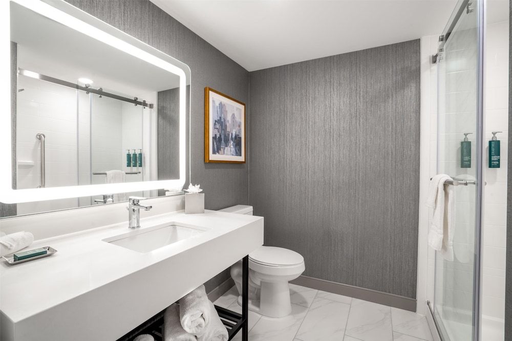 DoubleTree by Hilton Sioux City Standard Room, 2 Queen Beds 5