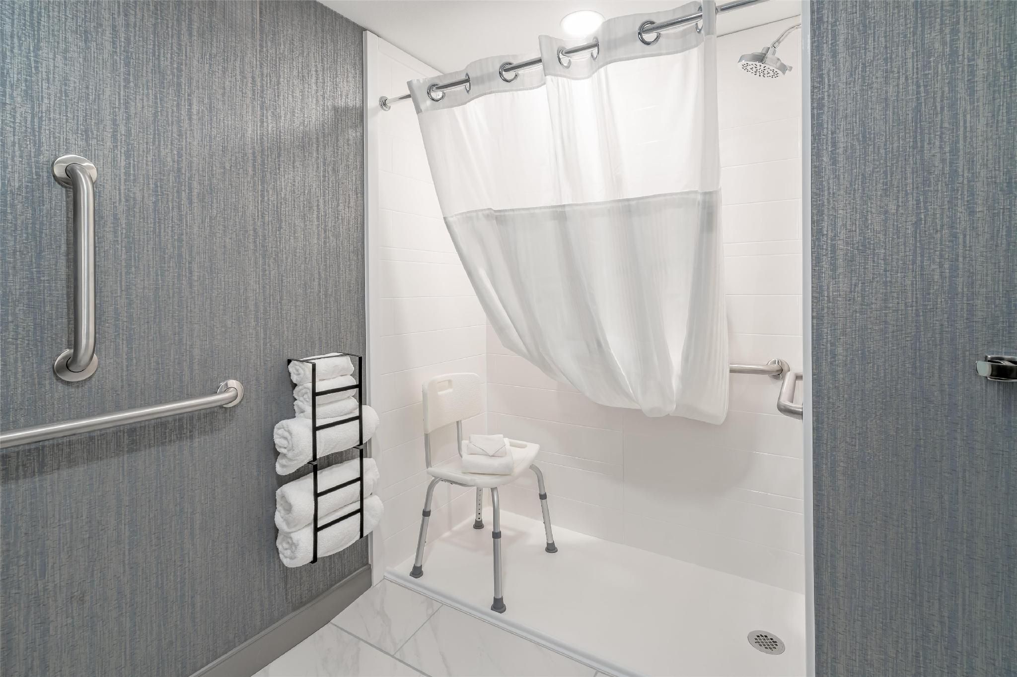 2 Queen Mobility/hearing Accessible Ri Shower