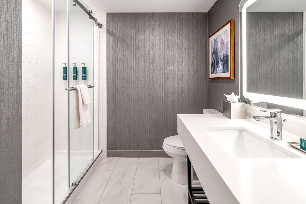 DoubleTree by Hilton Sioux City Standard Room, 2 Queen Beds 4