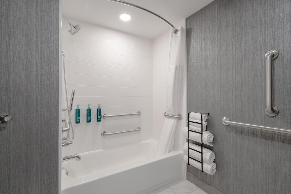 DoubleTree by Hilton Sioux City Room, 2 Queen Beds, Accessible Bathtub (Mobility Accessible) 4