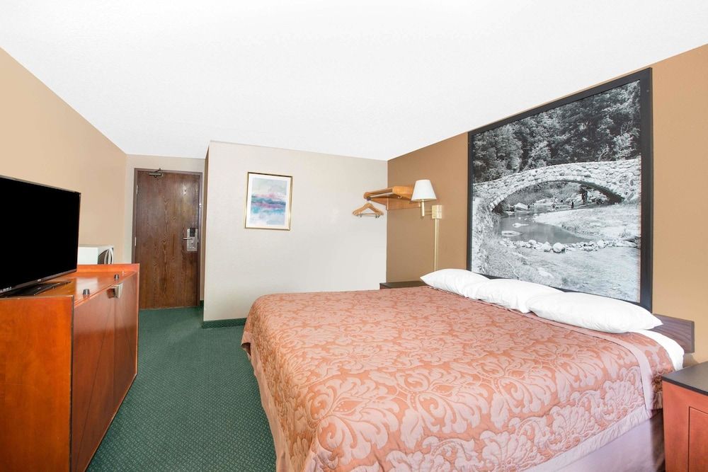 Standard Room, 1 Queen Bed, Accessible