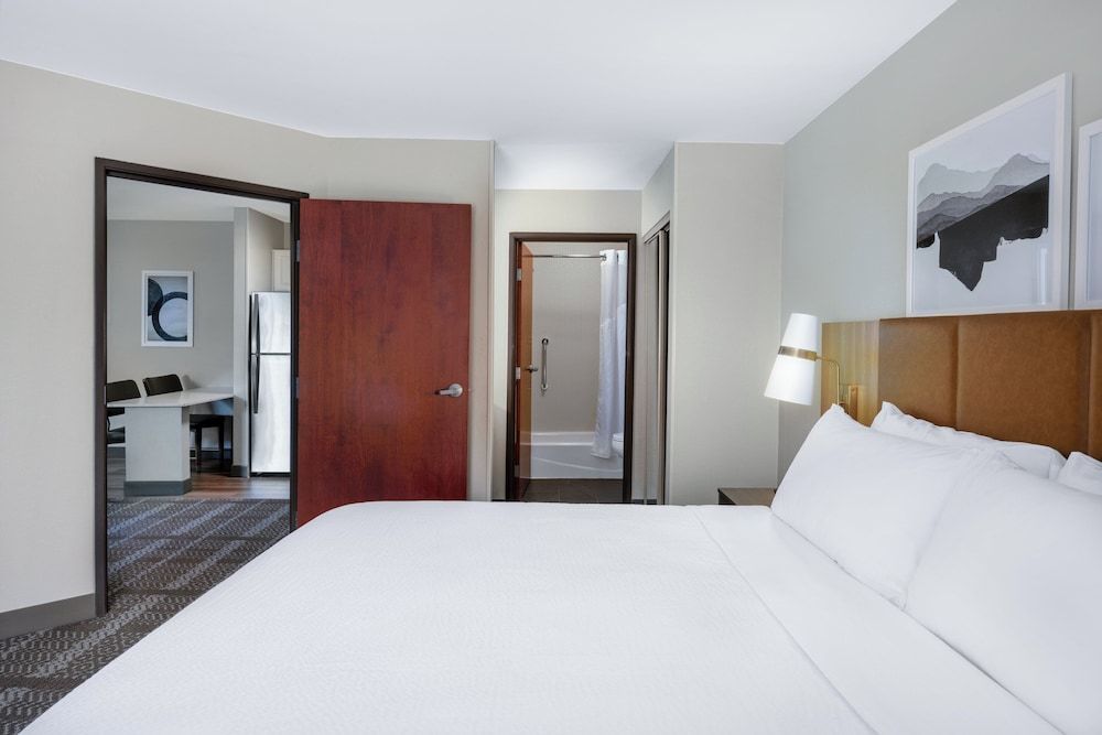 Studio Suite, 1 Queen Bed, Accessible Bathtub, Kitchen (Communications Accessible)