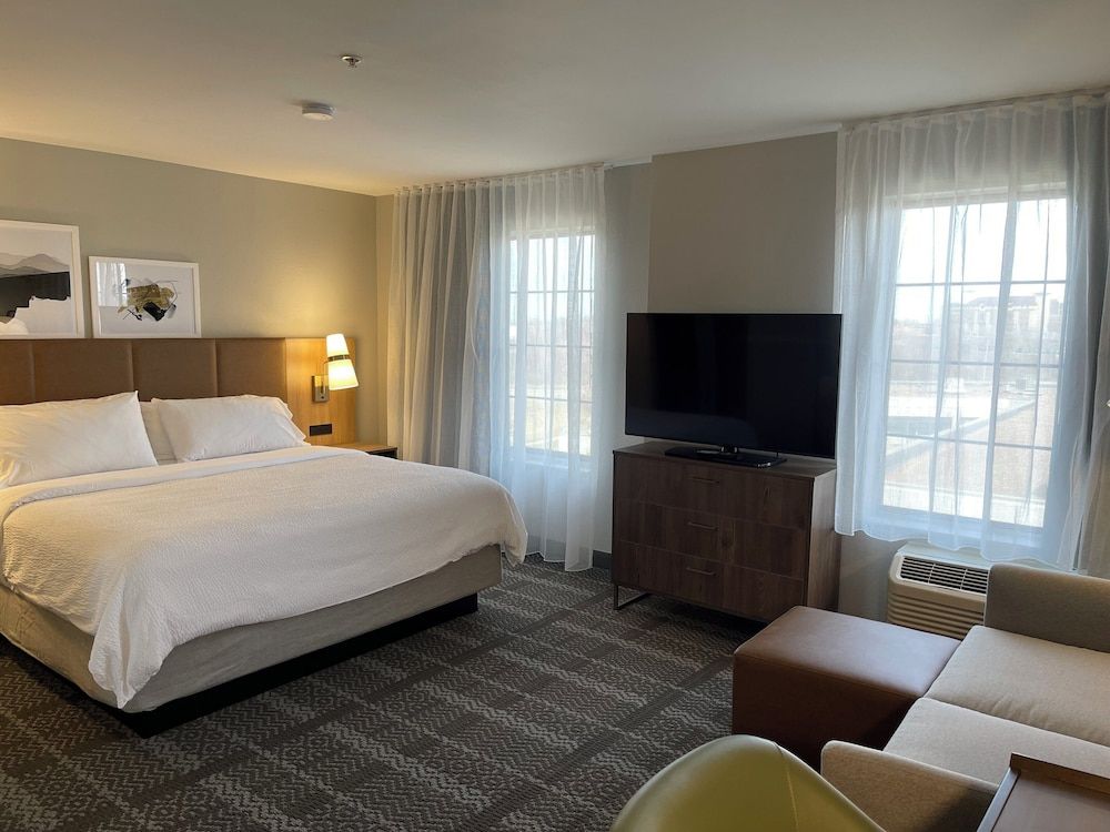 Studio Suite, 1 Queen Bed, Accessible Bathtub, Kitchen (Communications Accessible)