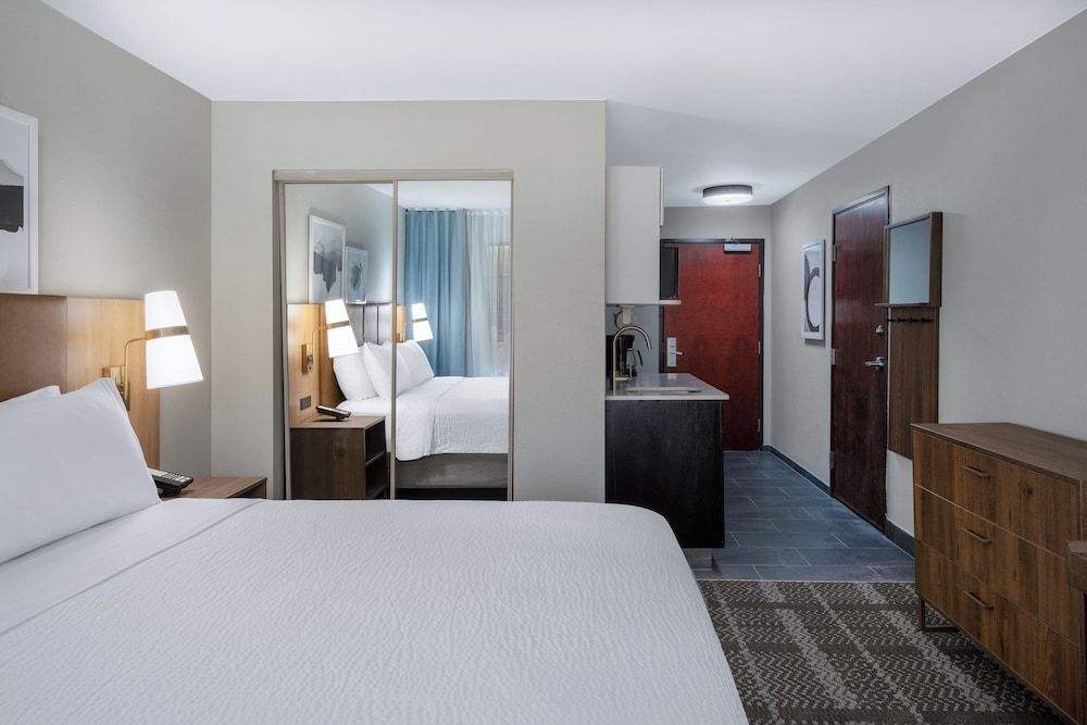 Studio Suite, 1 King Bed, Kitchen