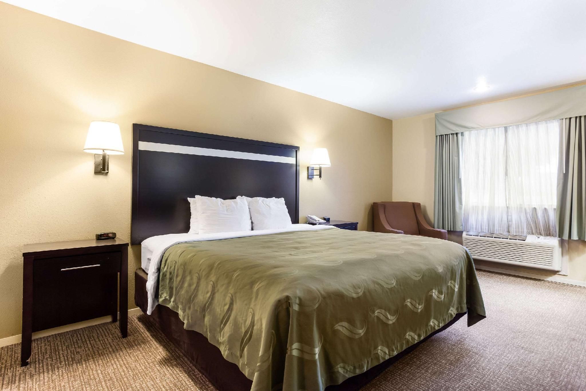 1 King Bed, Nonsmoking, Accessible