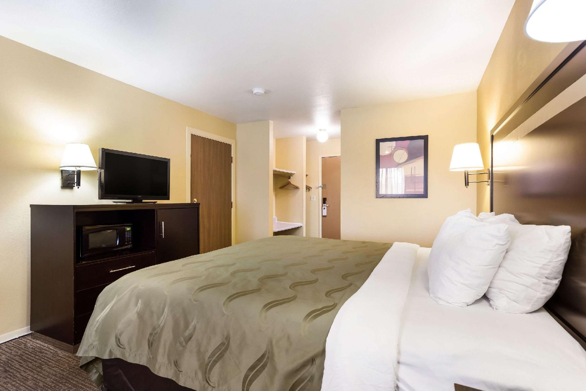 1 King Bed, Nonsmoking, Accessible