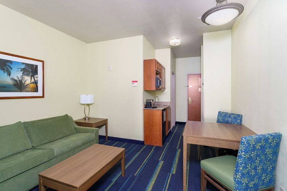 Triple Play Resort Hotel & Suites Suite, 1 King Bed with Sofa bed 4