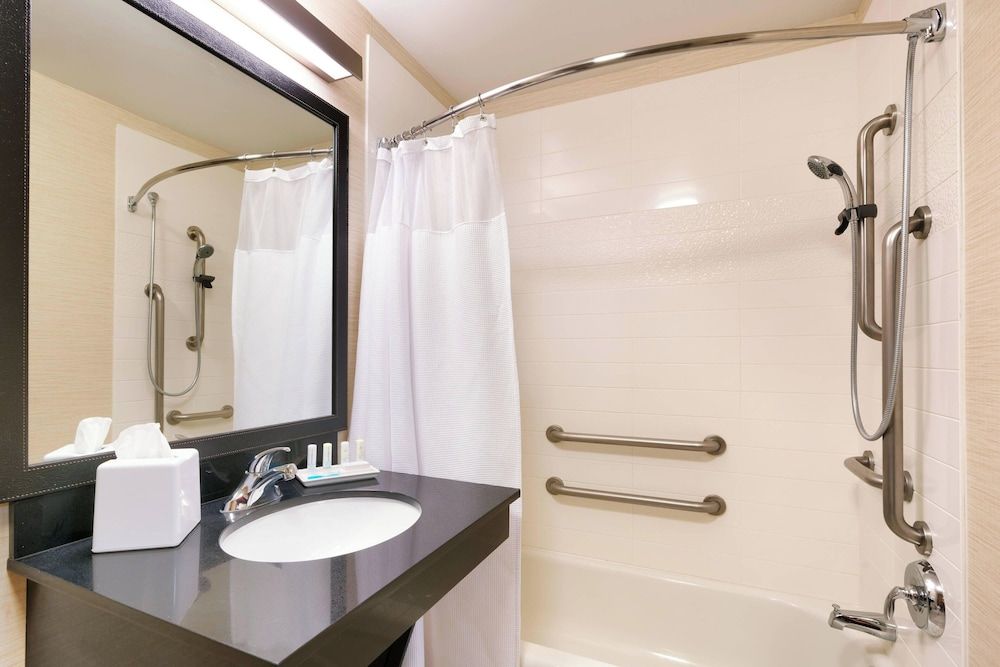 Suite, Multiple Beds (Mobility/Hearing Accessible, Tub)