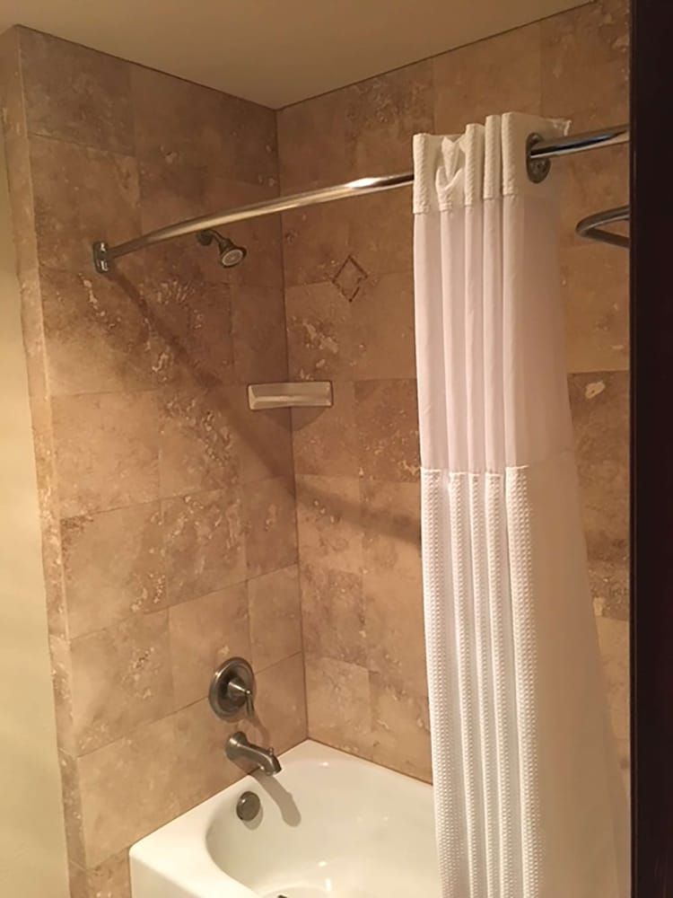 Shilo Inns Idaho Falls Deluxe Room (ADA) 4