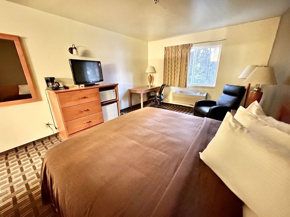 FairBridge Inn & Suites Kellogg Standard Room, 1 Queen Bed, Non Smoking 3