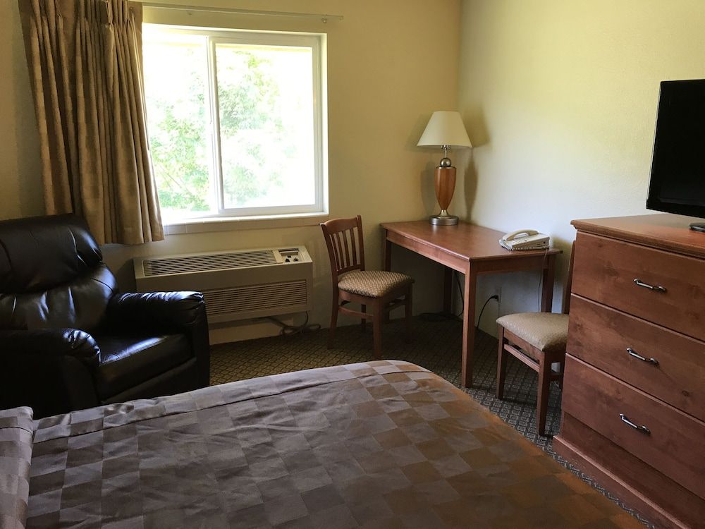 FairBridge Inn & Suites Kellogg Standard Room, 1 Queen Bed, Non Smoking 2