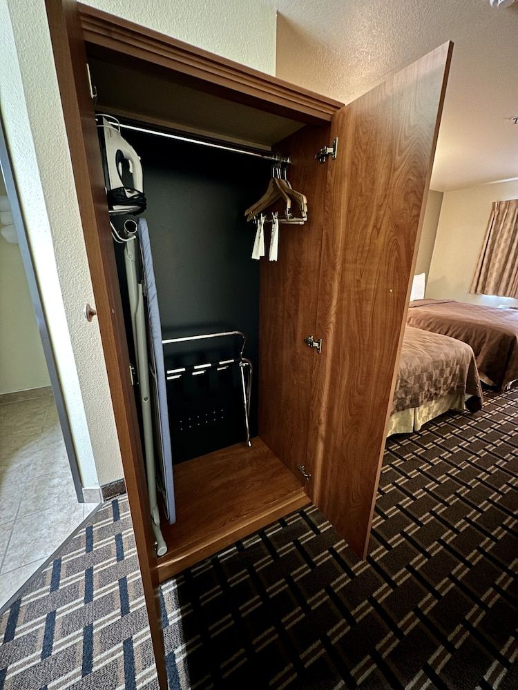 FairBridge Inn & Suites Kellogg Standard Room, 2 Queen Beds, Non Smoking