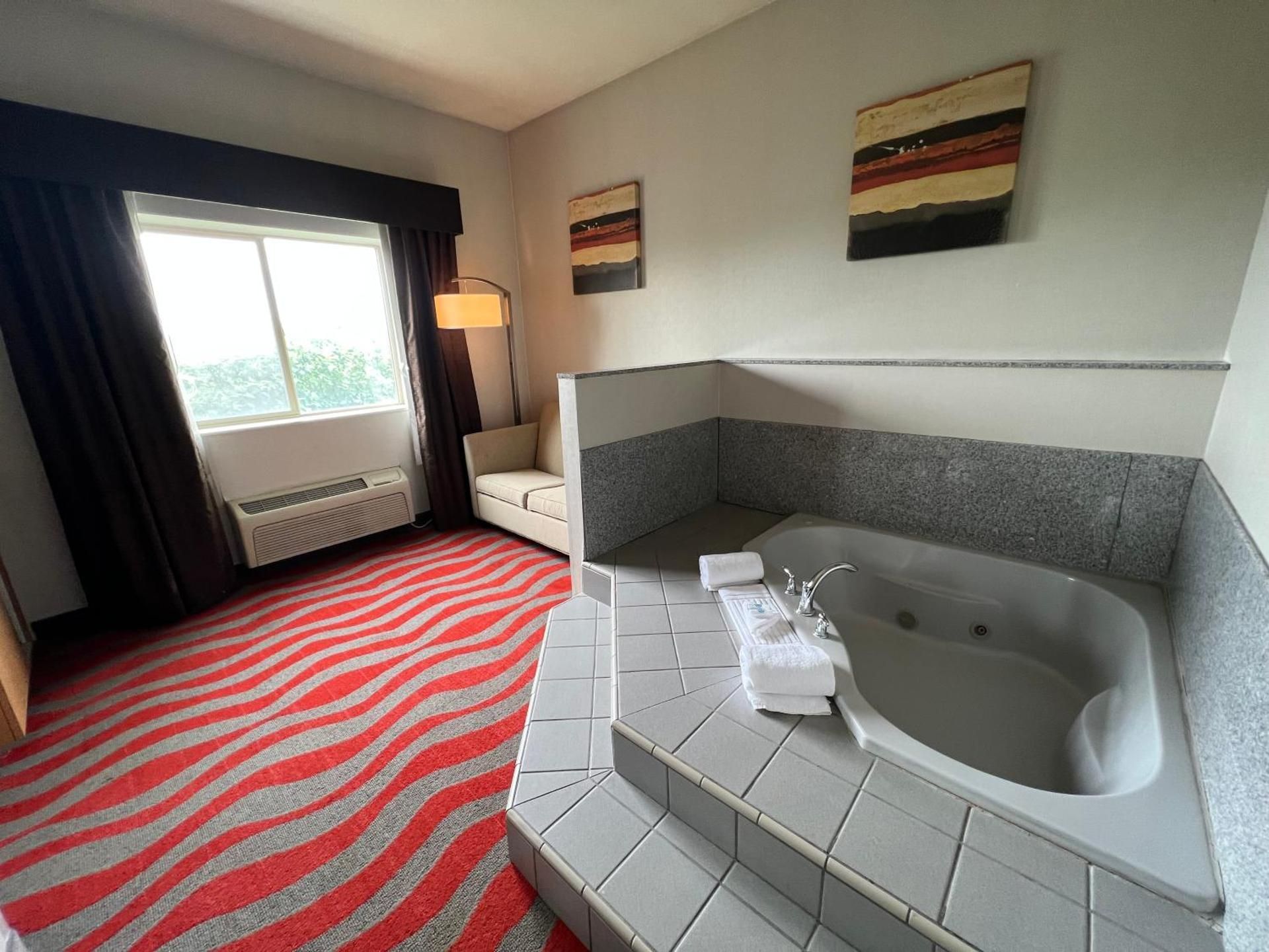 King Suite with Whirlpool - Non Smoking/Interior Hall