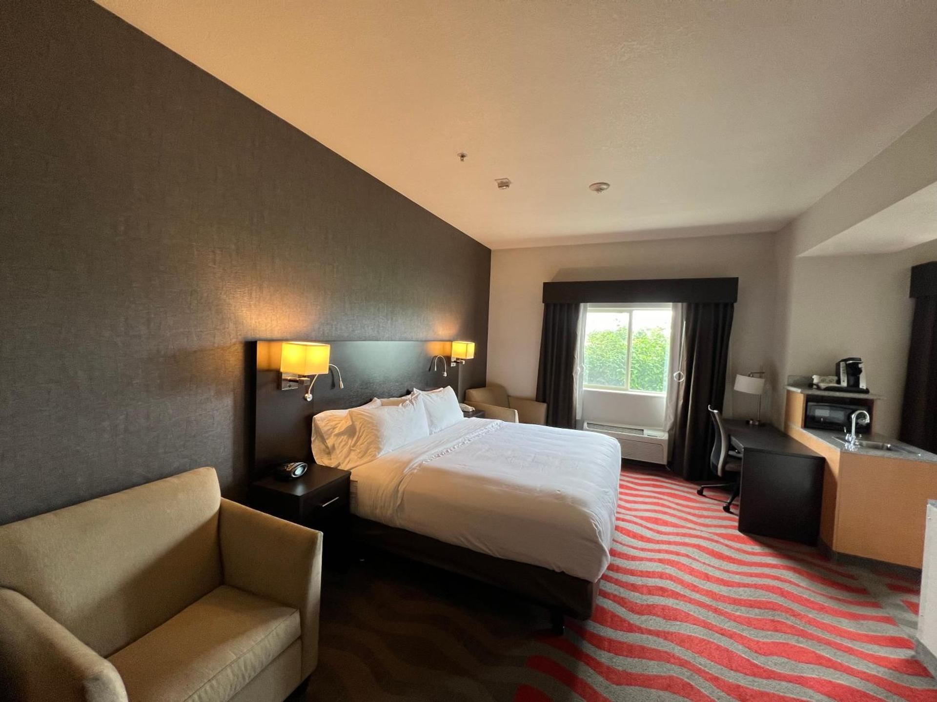 King Suite with Whirlpool - Non Smoking/Interior Hall