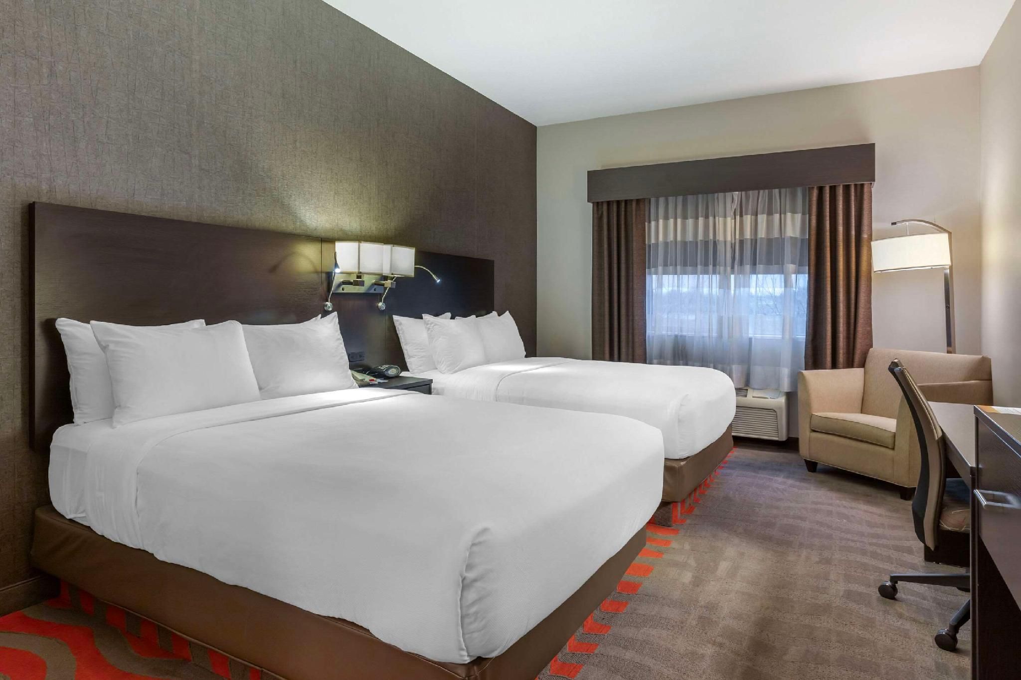 2 Queen Beds, Suite, Nonsmoking
