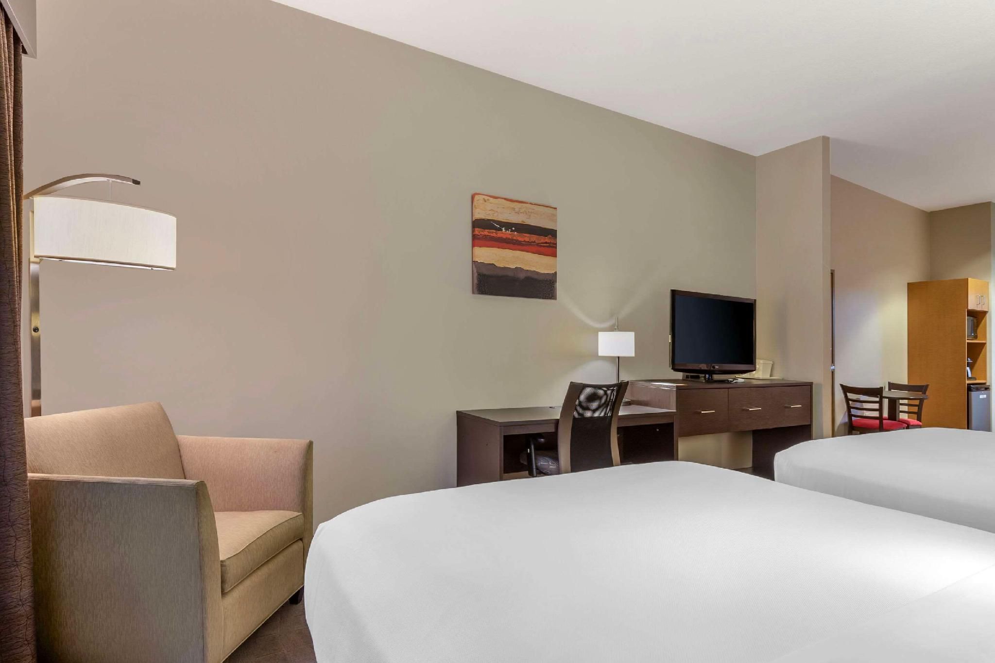 2 Queen Beds, Suite, Nonsmoking