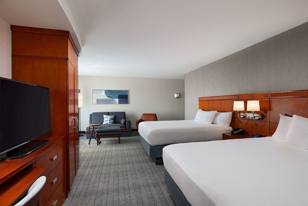 Room, 2 Queen Beds (Mobility/Hearing Access, Roll-In Shwr)
