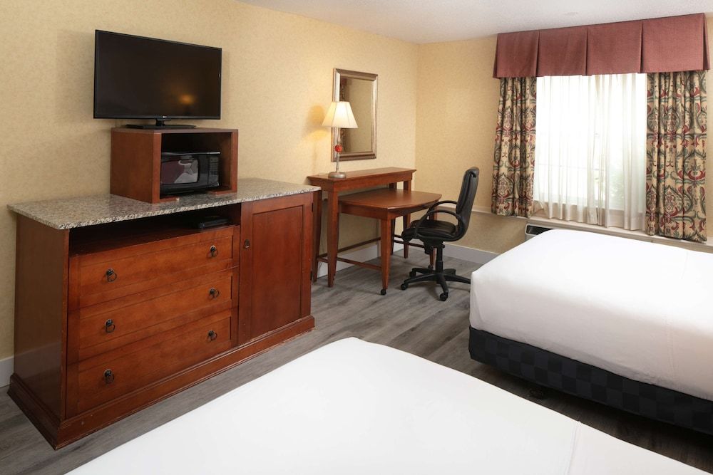 Red Lion Hotel Pocatello Room, 2 Queen Beds, Accessible 4