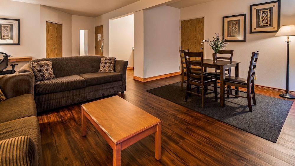 SureStay Plus Hotel by Best Western Post Falls Suite, 1 King Bed, Non Smoking, Mountain View (Separate Living Room) 5