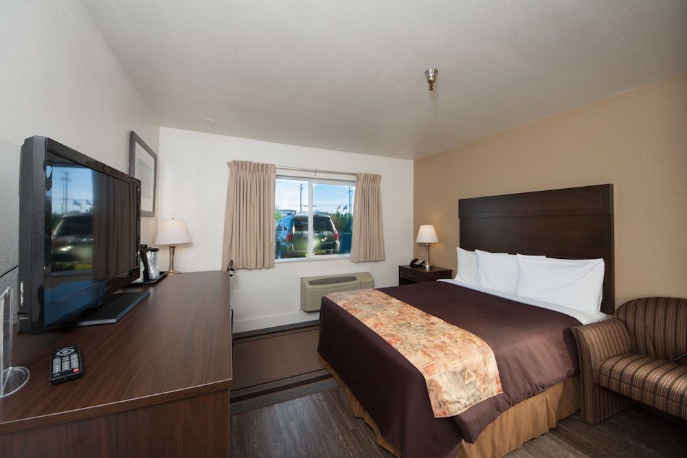 SureStay Plus Hotel by Best Western Post Falls Suite, 1 King Bed, Non Smoking, Mountain View (Separate Living Room) 2