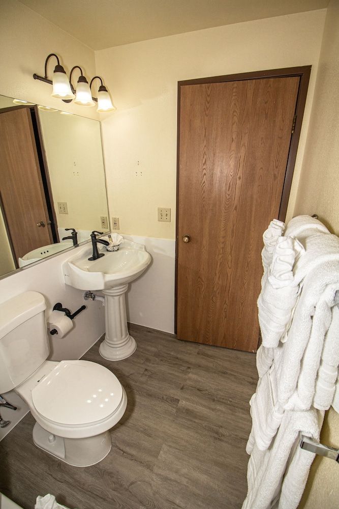 Fairbridge Inn & Suites Sandpoint Superior Room, Multiple Bedrooms 7