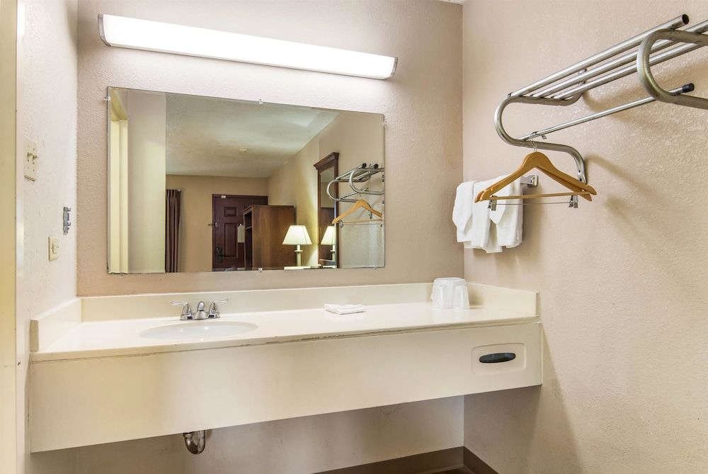 Motel 6 Alsip, IL Standard Room, 1 King Bed, Smoking 10