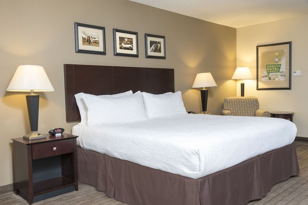 Standard Room, 1 King Bed, Accessible (Roll-In Shower)