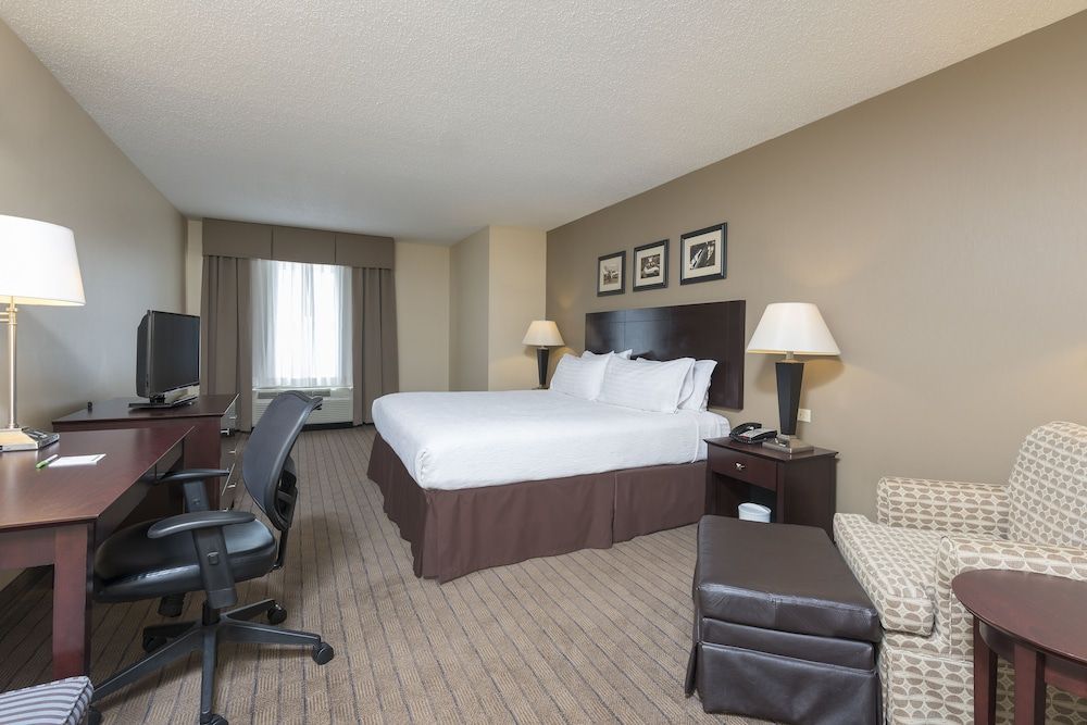 Standard Room, 1 King Bed, Accessible (Roll-In Shower)