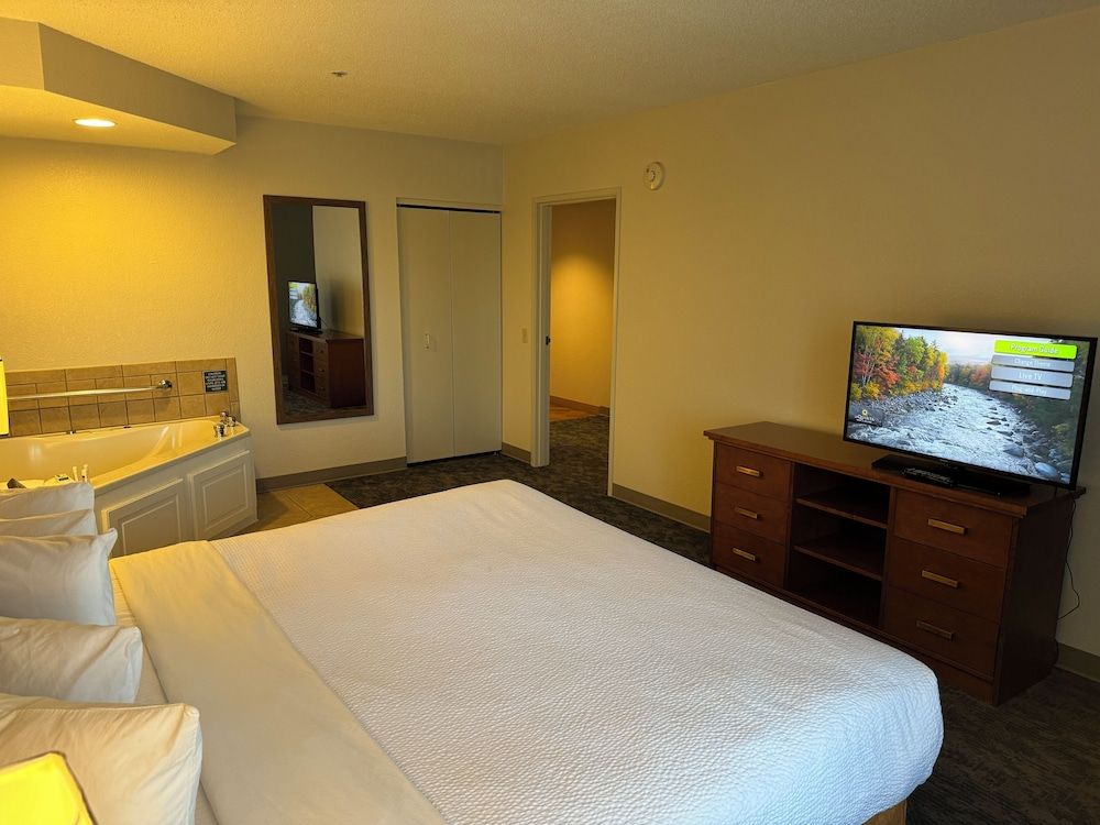Deluxe Suite, 1 King Bed, Accessible, Non Smoking (Mobility Accessible)